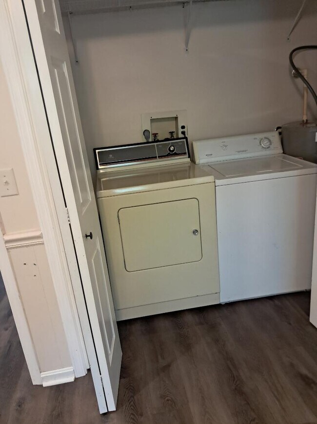 Building Photo - 1706 Ridgewood Dr