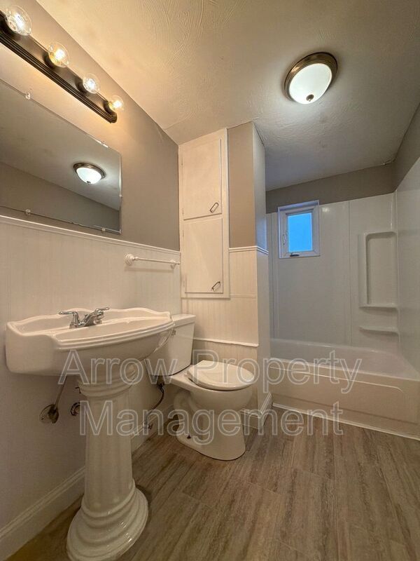 Building Photo - 1301 S 10th St