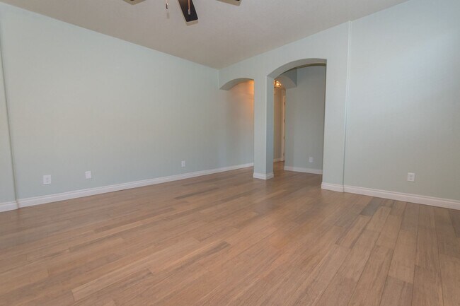 Building Photo - Gorgeous 4 Bedroom 2 Bathroom Home! Centra...