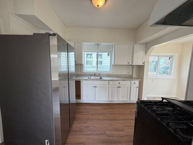 Building Photo - Charming Multi-Level Akron Home with Huge Living Room & Updated Siding