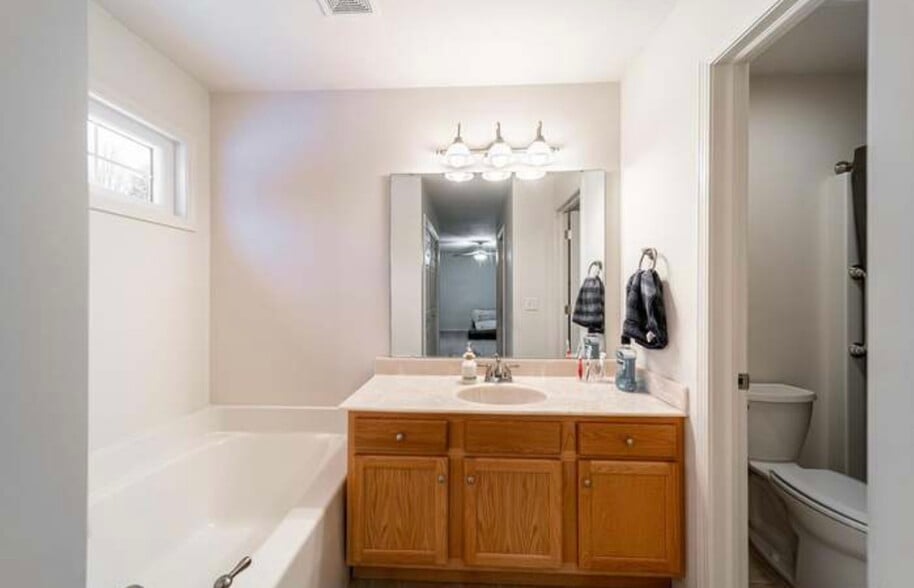 Master Full Bathroom! - 3524 Durham Ln