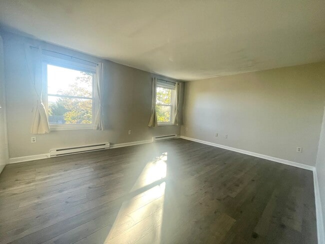 Building Photo - Updated 2 Bedroom  Townhouse