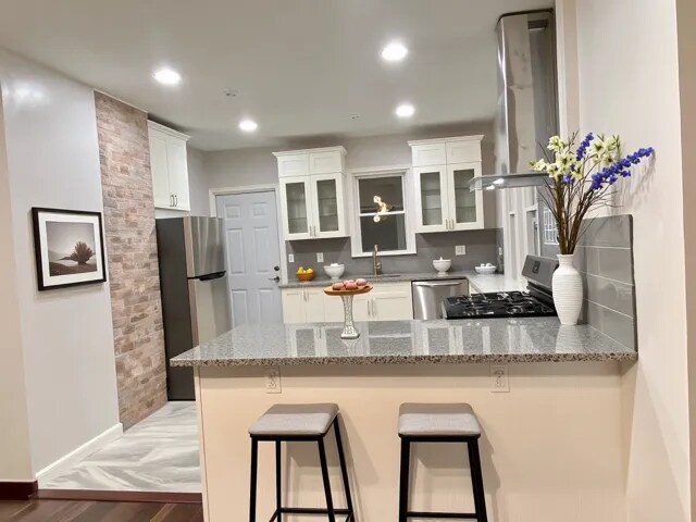 Building Photo - 664 Gladstone Ave