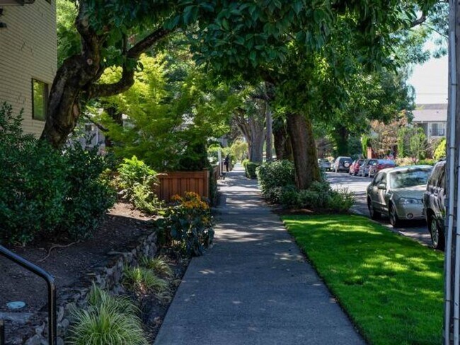Building Photo - Inviting Irvington Flat with Timeless Appeal!