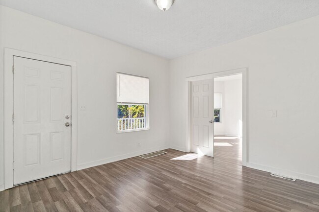 Building Photo - Charming 3 beds 1 bath Apartment in Cleveland!