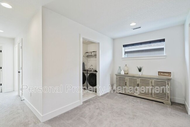 Building Photo - 13600 NE 110th Way