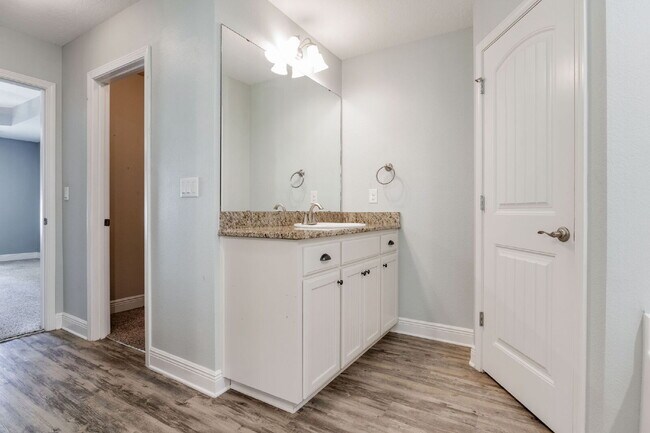 Building Photo - Spacious 4-Bedroom / 3 Bathroom + Office c...