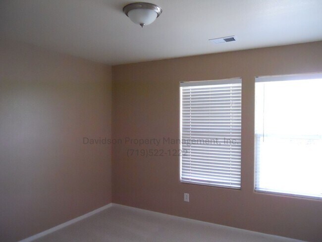 Building Photo - Beautiful 2 Bedroom Townhouse Near The Air...