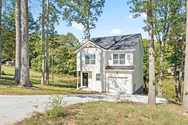 Building Photo - Pet Friendly Four Bedroom with Basement!