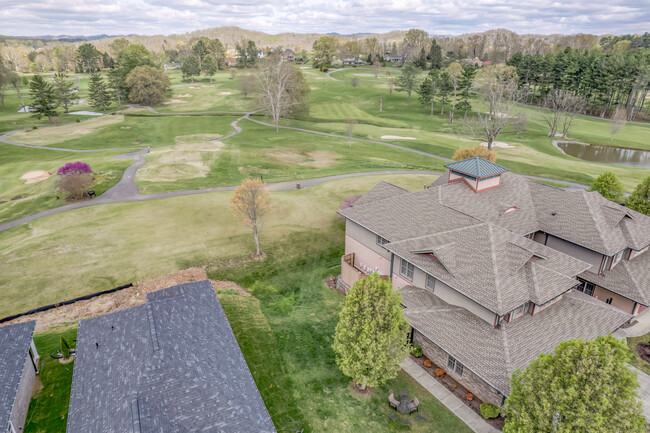 Building Photo - 325 Monroe Dr
