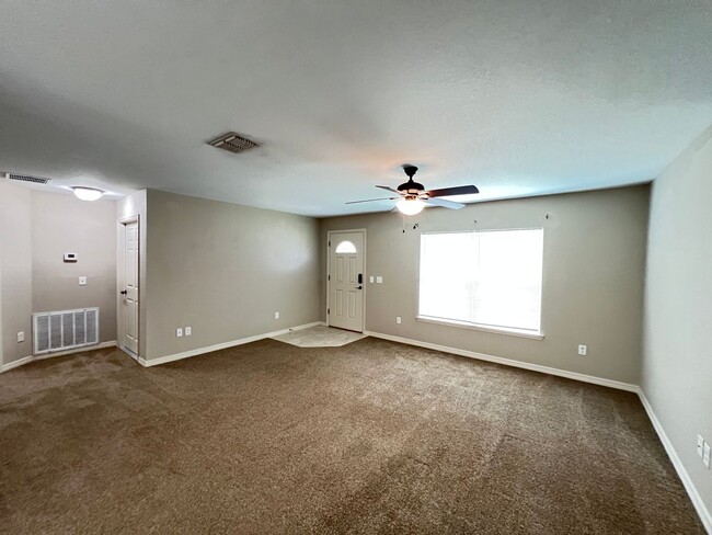Building Photo - WONDERFUL 3 Bedroom, 2 Bathroom Home in Oc...