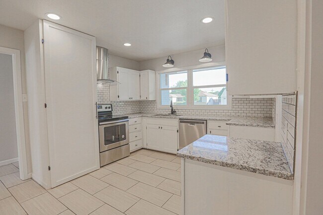 Building Photo - Pre Leasing for fall 2026! 4/2 in Medical District