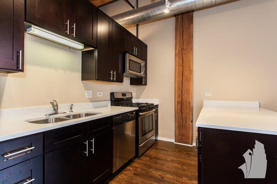 Building Photo - 1500 W Monroe St