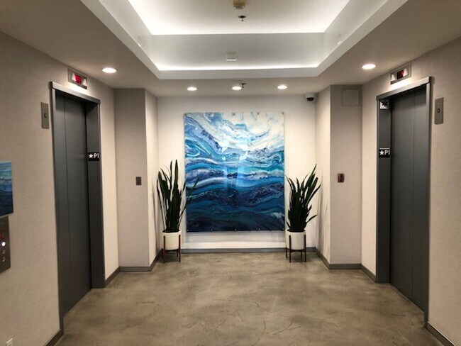 Building Photo - Large 1 bedroom 1 bath in Luxury High Rise...
