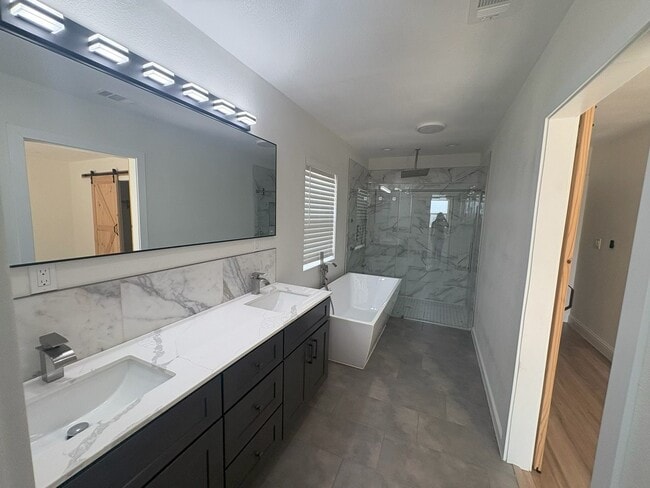 Building Photo - Available NOW Recently Renovated 3BR/3BA Home with Modern Finishes & Spacious Backyard Near Downt...