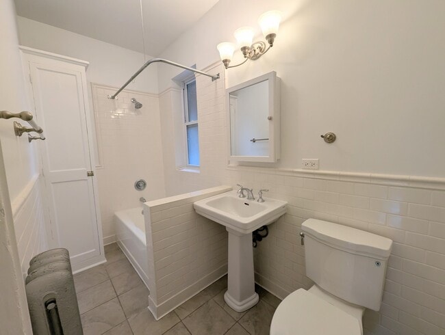 Building Photo - 1407 W Winona St
