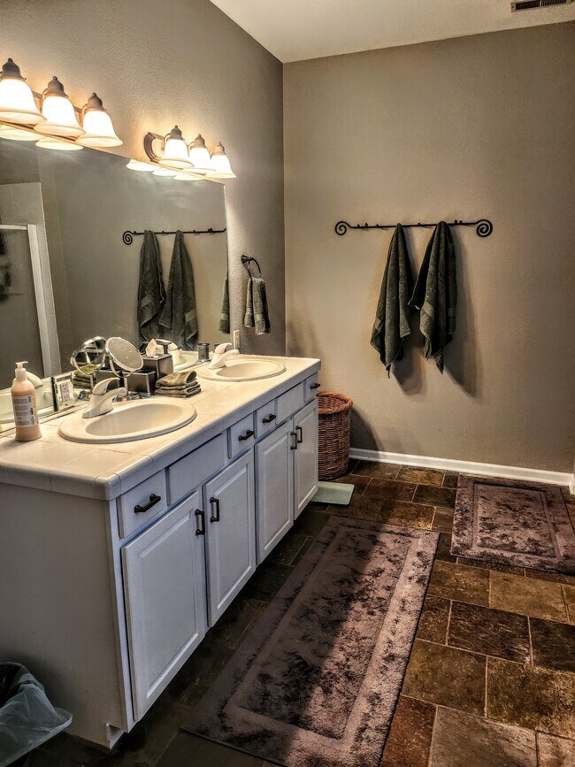 Building Photo - 23 Cottage Park E