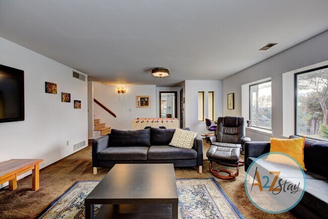 Building Photo - Executive Rental in North End Foothills