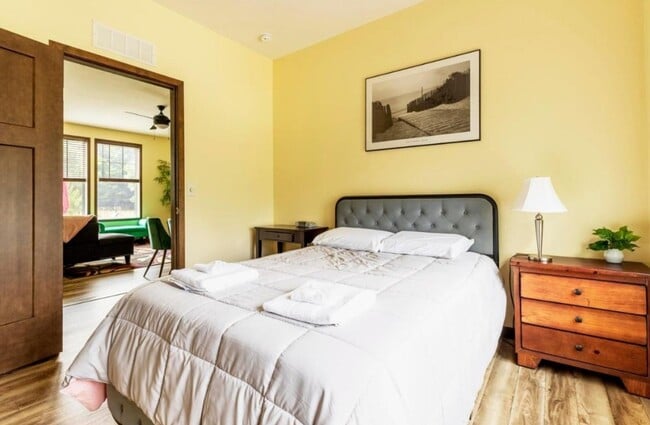 Building Photo - 497 W Center St