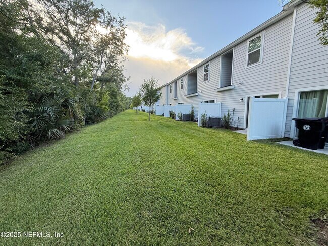 Building Photo - 625 Holly Lks Dr