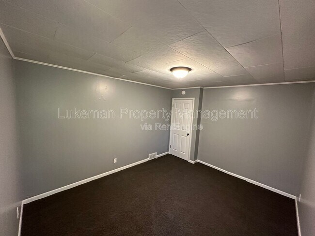 Building Photo - 714 Village St