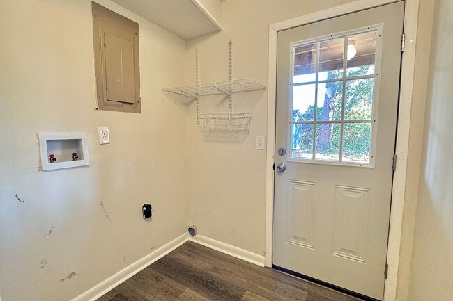 Building Photo - AVAILABLE NOW! (Pet Friendly)