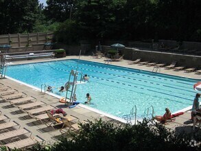 Building Photo - Large 1bd in desirable Brook House. West f...