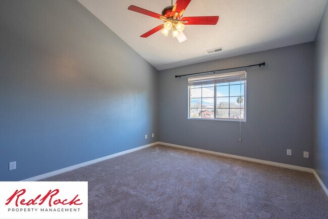 Building Photo - 5 Bedroom Pet Friendly Home!