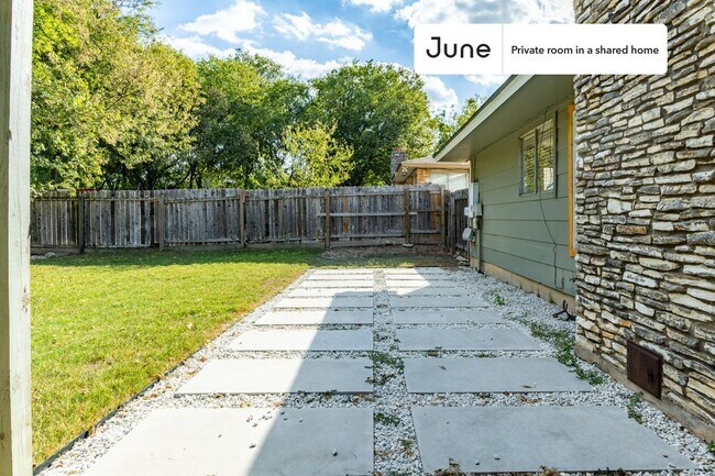 Building Photo - Room in Shared 4 bed/2 bath home