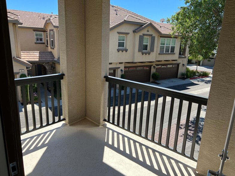 Building Photo - 207 W La Flor Ln