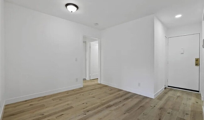 Building Photo - Fully Remodeled 1 Bedroom 1 Bathroom Open ...