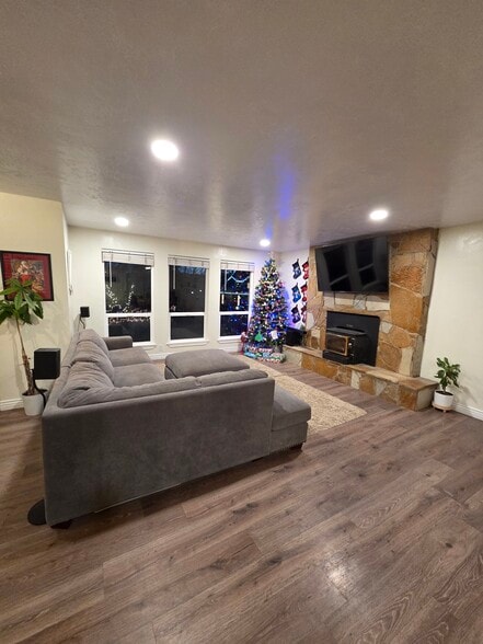 Living Room - 4701 S Turnberry Pl