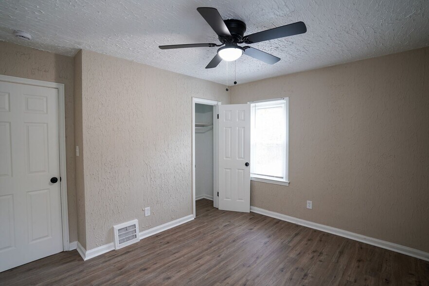 Building Photo - This beautifully updated 2-bedroom, 1-bath...