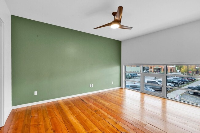 Building Photo - Modern 2 Bed / 2.5 Bath Condo with Office ...