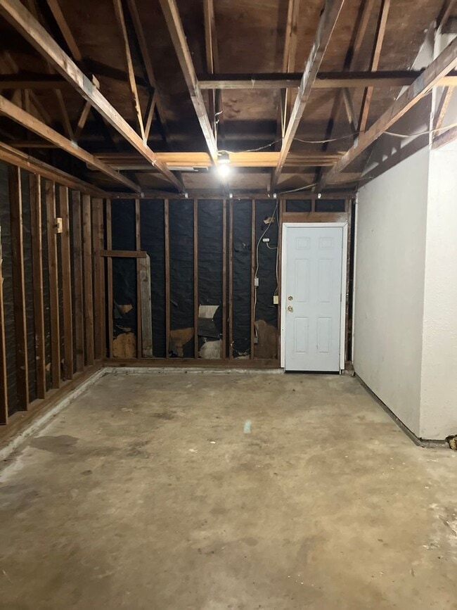 Building Photo - 2429 NE Saratoga St