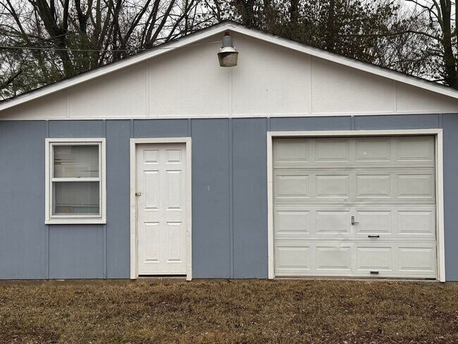 Building Photo - 2 bedroom | 1 bathroom home PLUS detached ...
