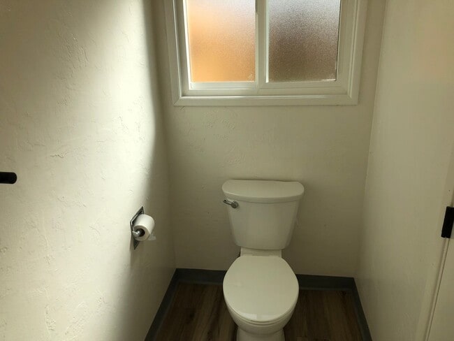 Building Photo - Updated 2 bedroom 1 1/2 bath duplex in Spr...