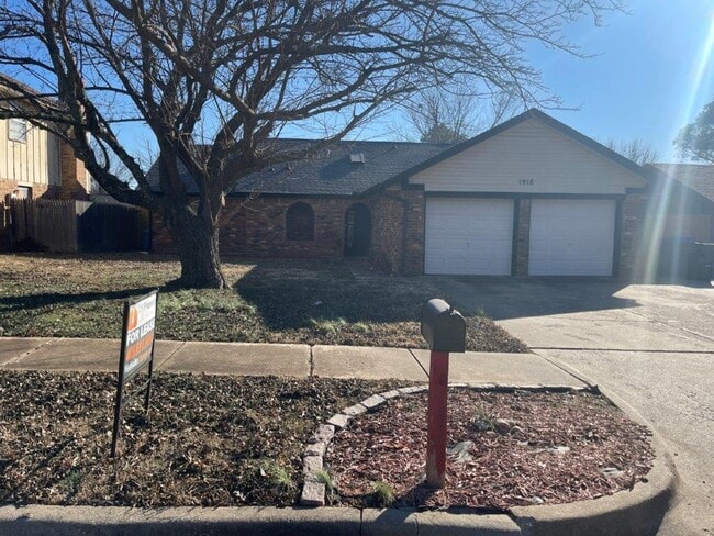 Primary Photo - 3 bed 2 bath, 2 car with wood floors, fenc...