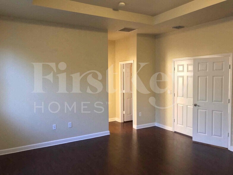 Building Photo - 181 NE 30th Pl