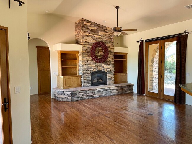 Building Photo - Gorgeous Wine Country 3 Bedroom 2 Bath Sin...