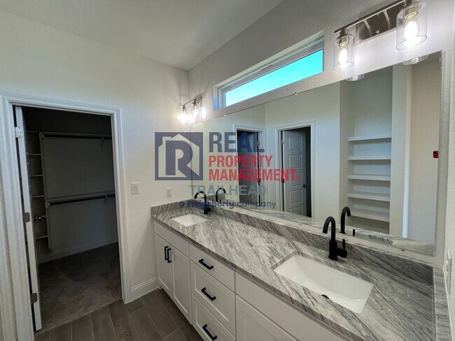 Building Photo - Stylish 3 Bed, 2 Bath Home in Gated Lakesi...