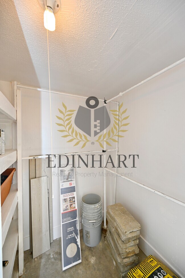 Building Photo - 1584 N Carruth Ave