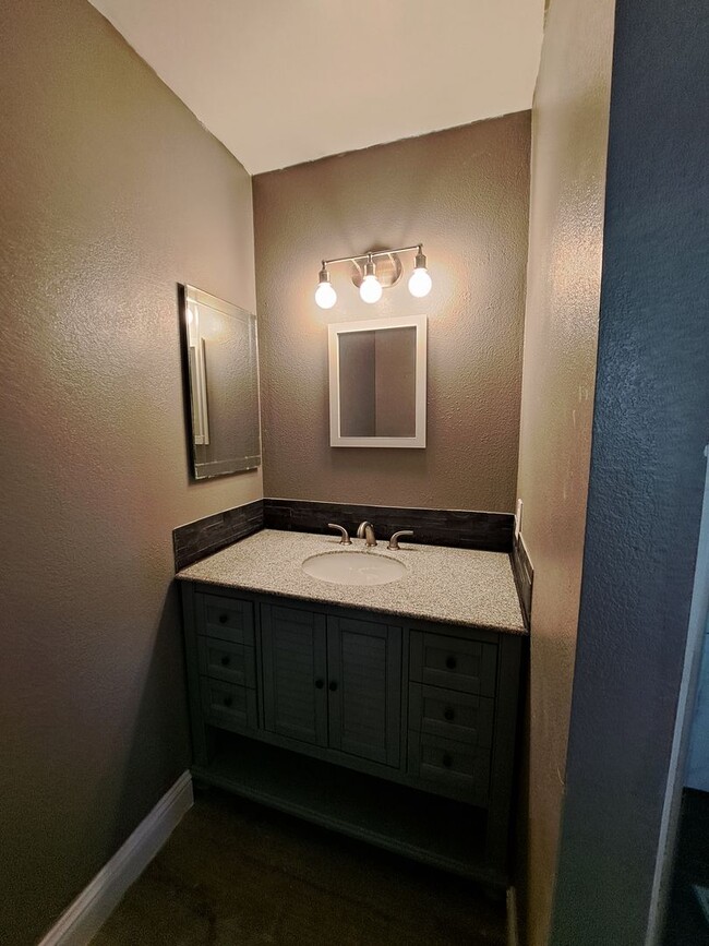 Building Photo - Updated, Spacious Home with Charm!