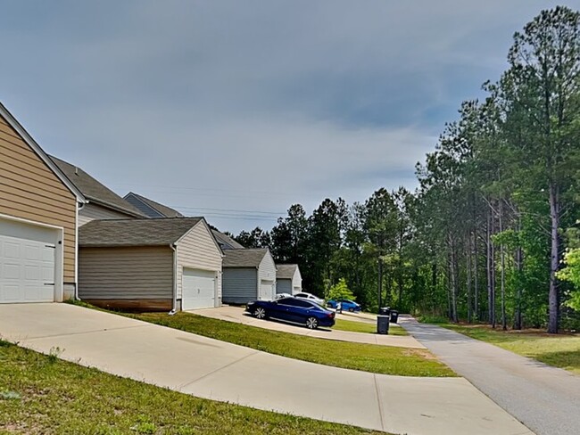 Building Photo - One Month FREE Move-in Special!