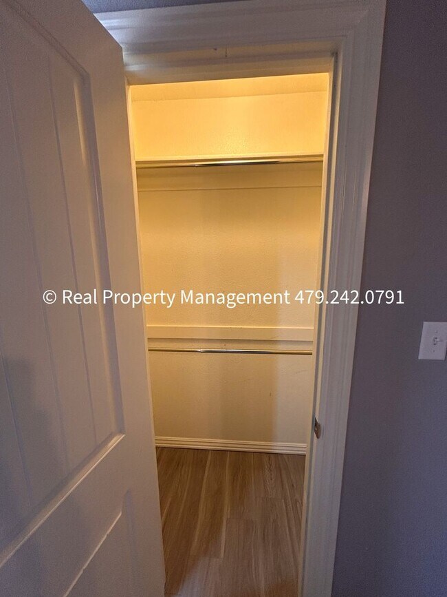 Building Photo - MOVE IN SPECIAL - HALF OFF MOVE IN RENT! B...