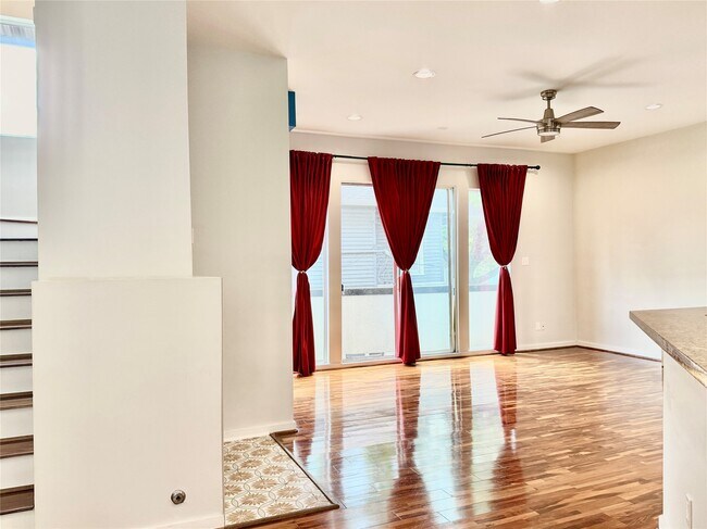 Building Photo - 608 W Drew St