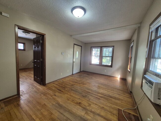 Building Photo - Single Family Home located south of Como Park! Apply TODAY!