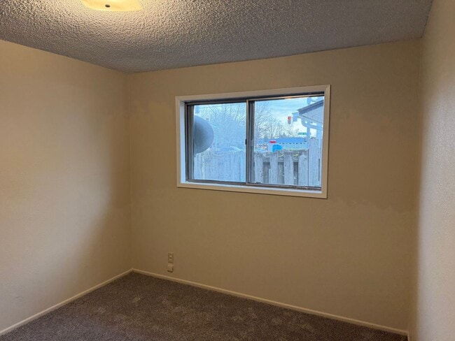 Building Photo - 3 bedroom, 1.5 bath house in Eugene!