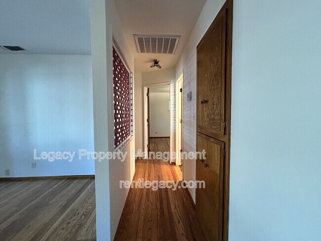 Building Photo - 209 Willow Ave