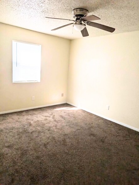 Building Photo - 102 E Truman Ave